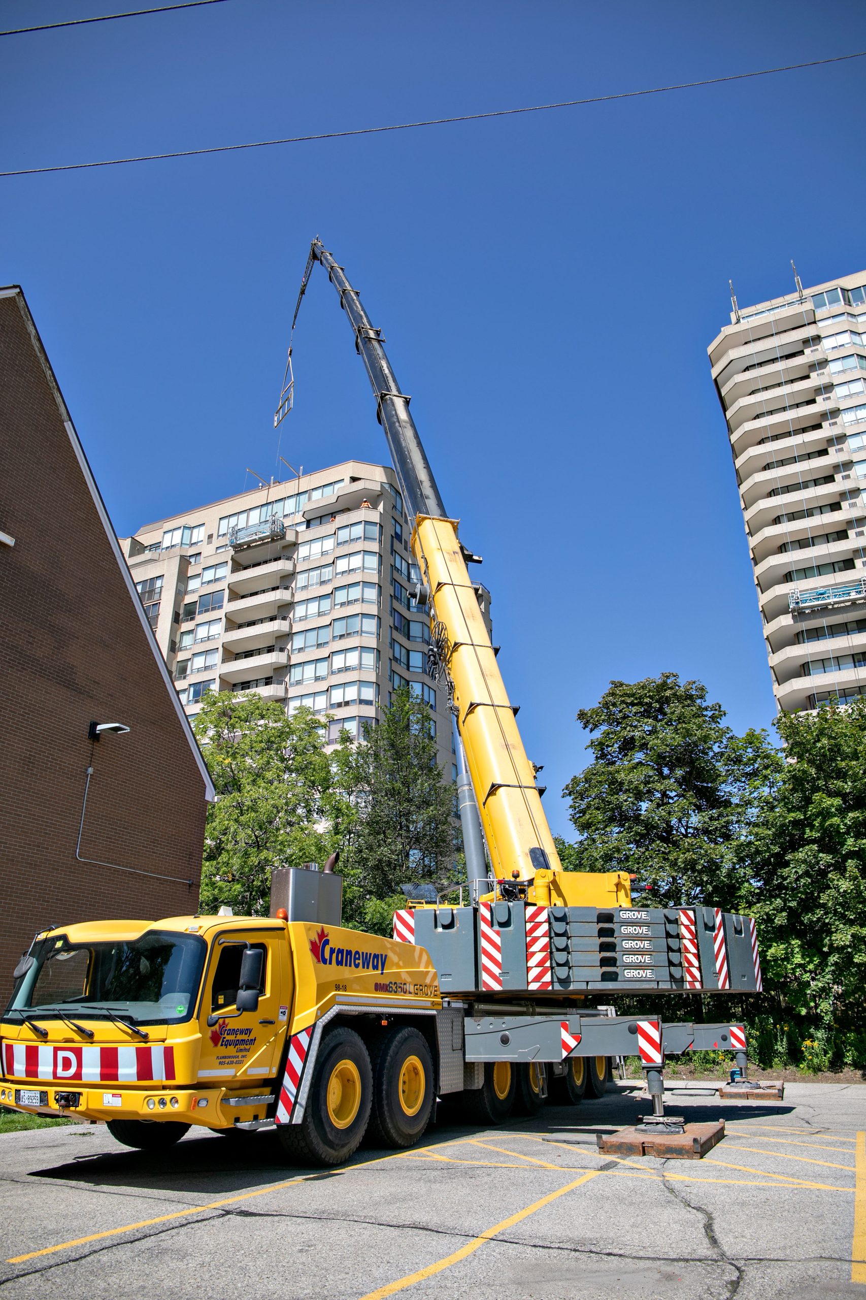 Crane extended alongside the Waterpark Place towers.